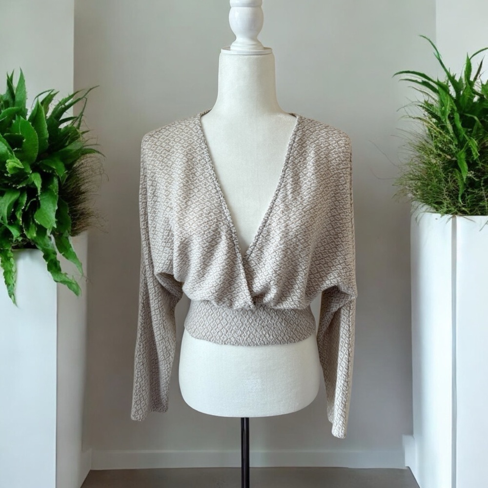 Womenโs Cropped Long Sleeve Knit Top. NWOT